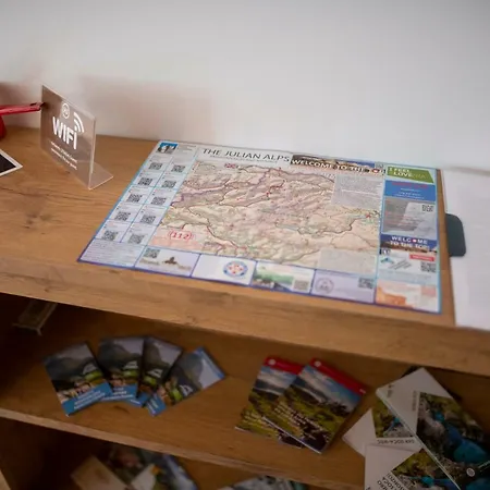 Hisa Urska ログ・ポット・マンガルトン