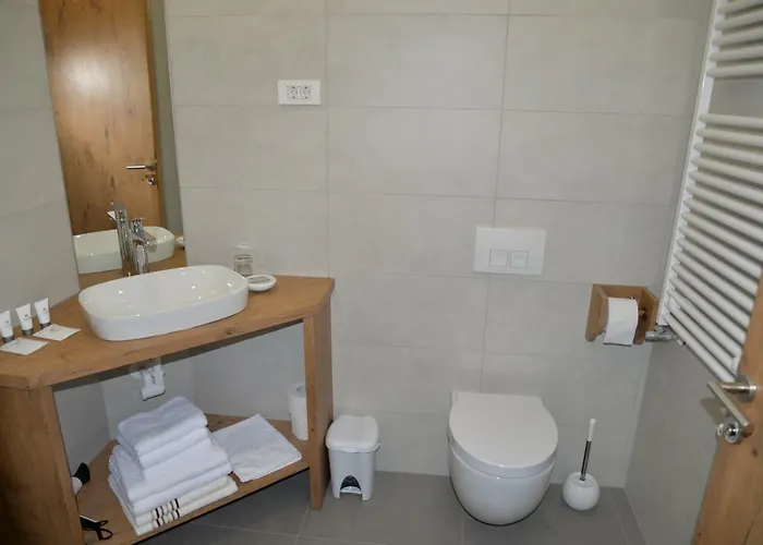 Hisa Urska 罗格坡曼戈唐