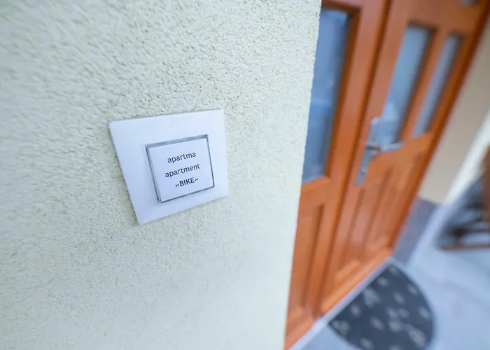 Hisa Urska * 罗格坡曼戈唐